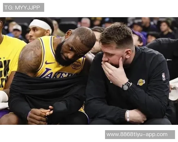 詹姆斯重返赛场展现实力与东契奇小里组合默契无间的精彩表现 詹姆斯重返赛场展现实力与东契奇小里组合默契无间的精彩表现