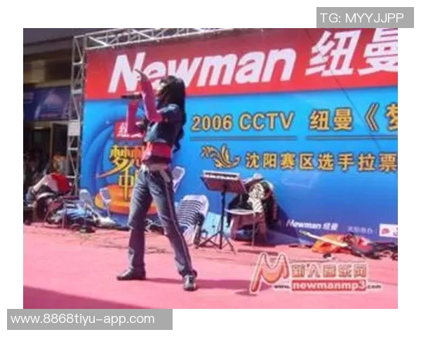 穆西亚拉亲临训练场为队友加油助威并热情签名回馈球迷