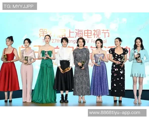 帕尔默荣获PFA年度最佳球员奖杯照片曝光引发热议 帕尔默荣获PFA年度最佳球员奖杯照片曝光引发热议